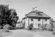 Herrgården med en av flyglarna