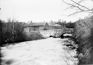 Grythytteälven med gammal landsvägsbro och kolhus