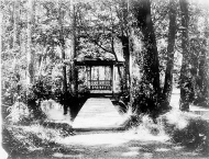 Parti från trädgården med en kiosk