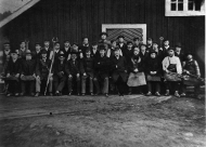 Grupp utanför Övre hammaren