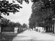 Bruksgatan med herrgådsmuren och kyrkan